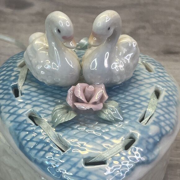 Vintage Heart Shaped Swans Lace Rose Ceramic Trinket Box Blue Vtg - Picture 6 of 11